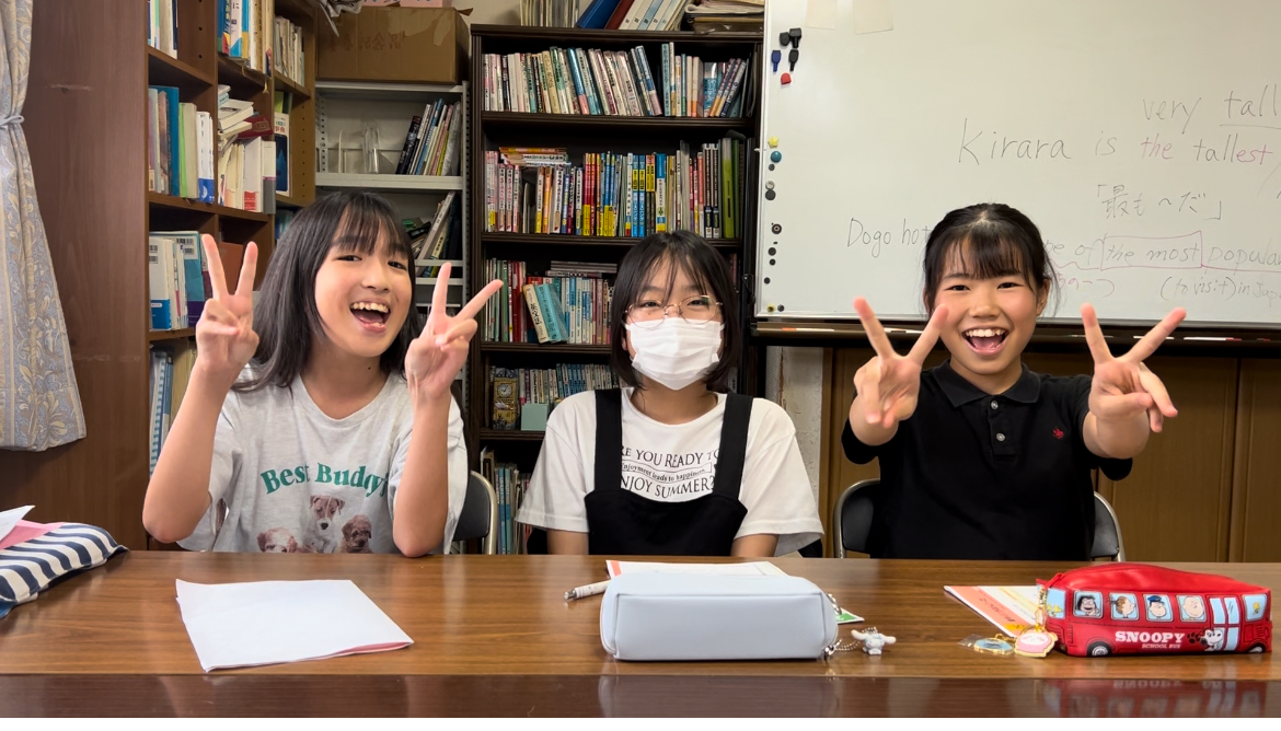 教室で笑顔の塾生たち